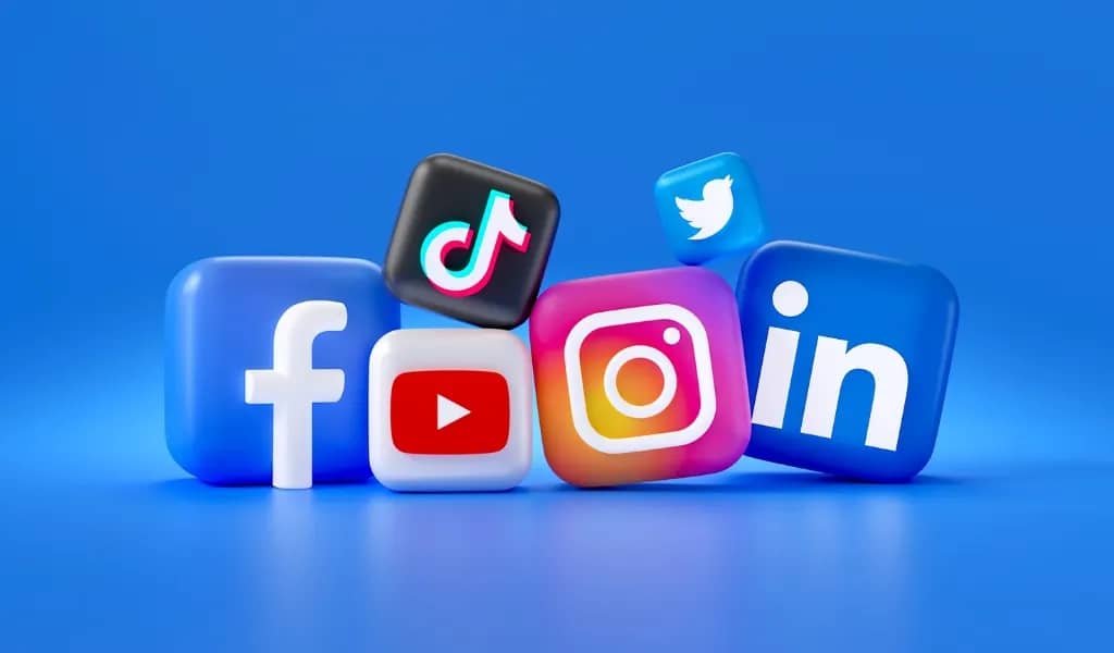 Annonsering i sociala medier är möjligt på flera olika plattformar. Bilden visar logotyper i 3d. Facebook, linkedin, Twitter, Instagram, Youtube, TikTok.